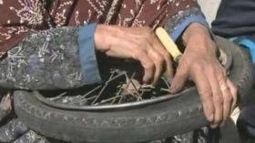 سبعينية فلسطينية تمتهن إصلاح الدراجات الهوائية