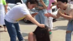 عشيقات يتعرضن للتعرية والإهانة أمام الملأ!