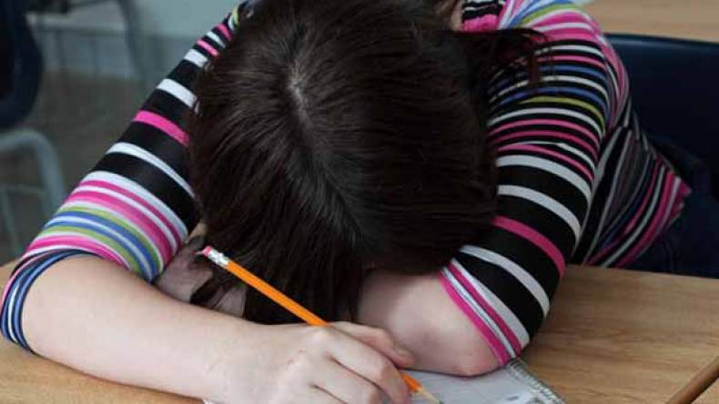 تفاقم نوم التلاميذ في الأقسام.. والأساتذة في قفص الإتهام!