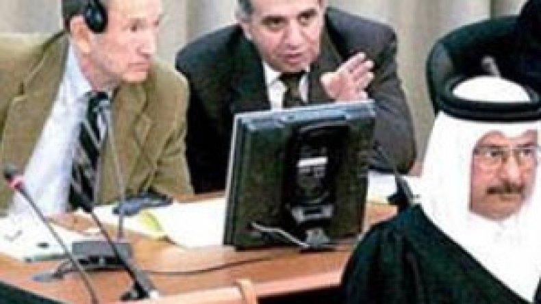 محامي الراحل صدام حسين يشتغل حارس عمارة لتحسين ظروفه المادية