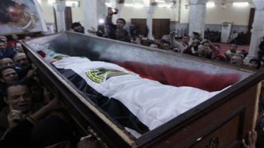 Égypte: des milliers de personnes aux funérailles des victimes de violences