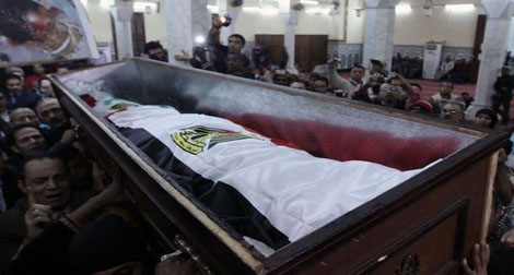 Égypte: des milliers de personnes aux funérailles des victimes de violences