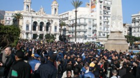 مصالح الأمن تعتقل حوالي 20 متظاهرا في مسيرة “واقفة” بوهران