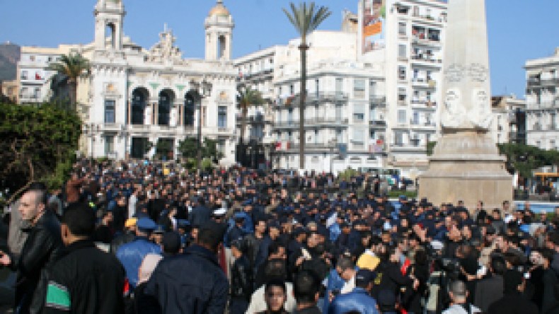 مصالح الأمن تعتقل حوالي 20 متظاهرا في مسيرة “واقفة” بوهران