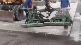 آلة عصرية لرصف الطرق .. مستقبل اليد العاملة في خطر!