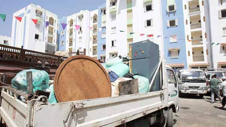 مقصيات من الترحيل بحي سيلاست يبتن في الشارع رفقة الكلاب والقطط