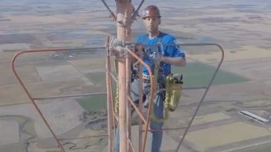 تغيير مصابيح أبراج البث التلفزيوني … وظيفة تنجز في أعلى المرتفعات