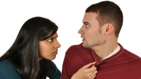 بين الدعابة والسخرية