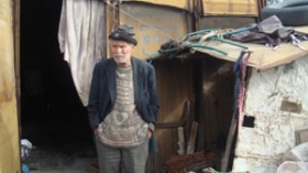 جزائريون يسكنون داخل حاويات زبالة في قسنطينة