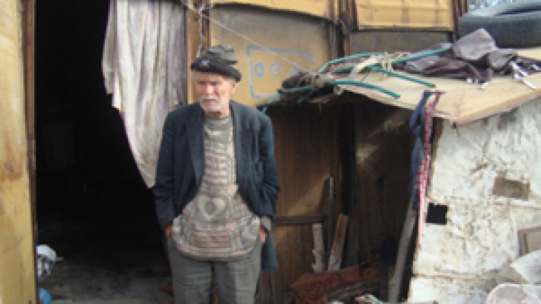 جزائريون يسكنون داخل حاويات زبالة في قسنطينة