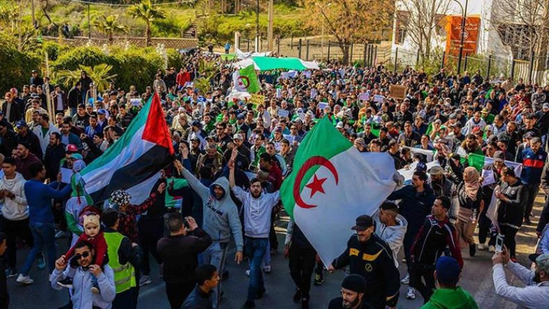 شعب بسيط جدا وسلطة معقدة جدا!