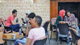 نساء يزاحمن الرجال في المقاهي!