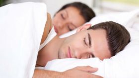 لا تنم بجوار زوجتك حتى لا تصاب بالغباء!