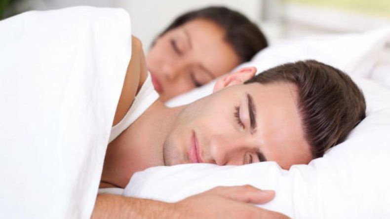 لا تنم بجوار زوجتك حتى لا تصاب بالغباء!