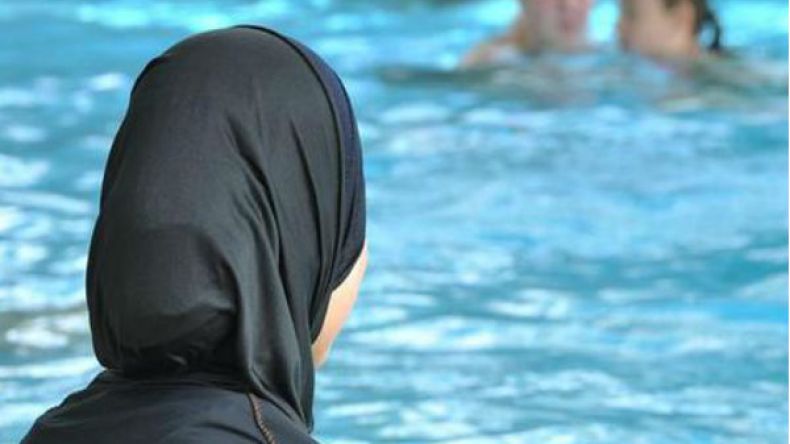 تلميذة مسلمة ترفض ارتداء البوركيني في حصص السباحة بألمانيا