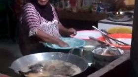 لا يصدق.. تضع يدها في الزيت المغلي ولا تتأثر به!