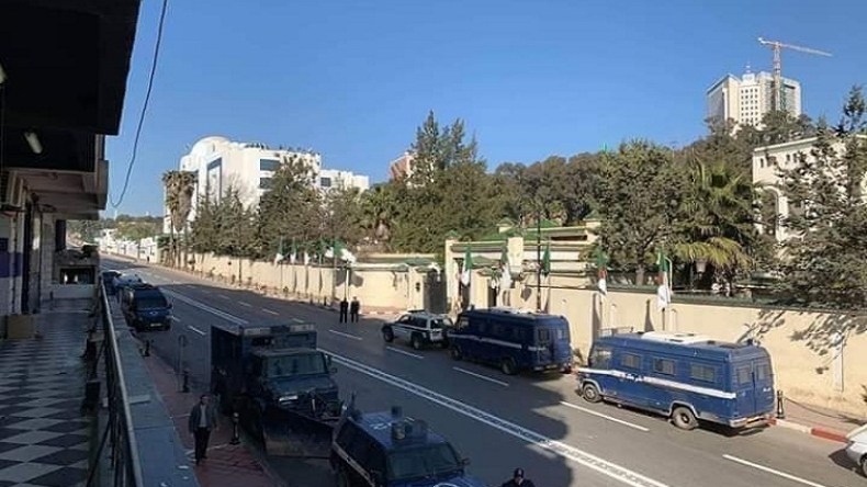 الطلبة يزحفون نحو المجلس الدستوري