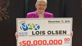 ثمانينية كندية تفوز بجائزة يانصيب ضخمة ولا تدري ما تفعل بها!