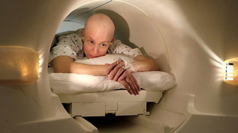 نساء خاصمن المرآة وأخريات رفضن التقاط صور لهن