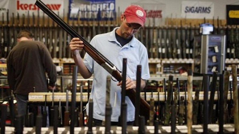 الأمريكيون يتمسكون بحقهم الدستوري في حيازة الأسلحة