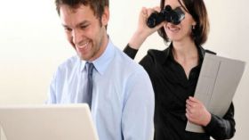 امرأة تثقب جدار المحل لتراقبه وأخرى تجنّد “جواسيس” خلفه!