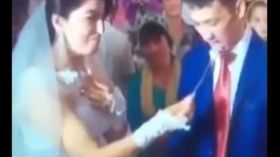 عريس ينفعل على عروسه ويحرجها يوم الزفاف