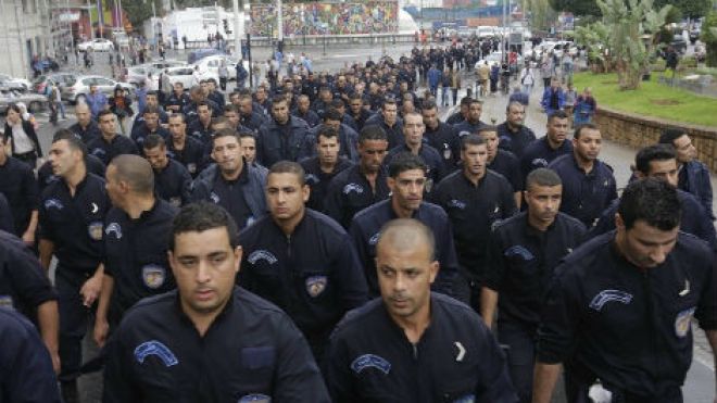 عناصر الشرطة يتجمهرون أمام مدخل رئاسة الجمهورية
