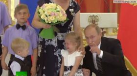 طفلة تبكي بحرقة أثناء تكريم بوتين لوالديها!