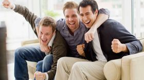 هل تفضّل أصدقاءك على زوجتك؟!