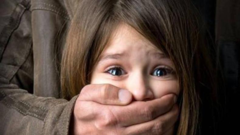 مصري يختطف طفلة ويغتصبها بوحشية.. وهذا قرار المحكمة؟!