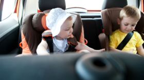 جلوس الرضّع في مقاعد السيارة أكثر من 30 دقيقة خطر على حياتهم