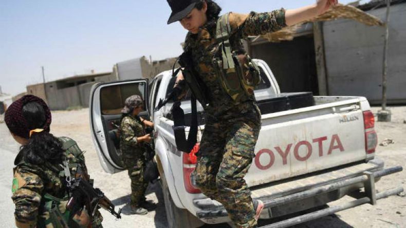 معركة الرقة.. “الجنس اللطيف” على خط النار