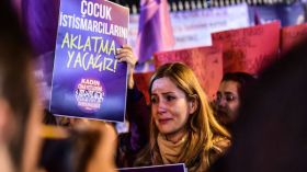 مشروع قانون “الزواج بالمغتصبة” يلهب الشارع التركي