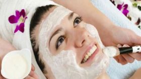 خلطة النّشا وماء الورد لوجه كالحرير