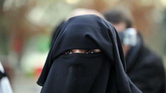 مسلمة تخلع نقابها أمام محكمة ألمانية كي تربح قضيتها!