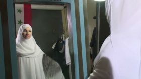 مصممة أزياء روسية مسلمة تحتفل بالهدنة في سوريا