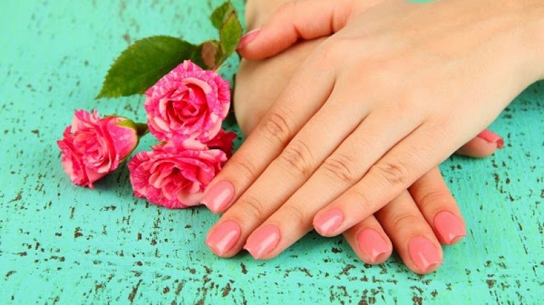 بهذه الوصفات تتخلصين من تشقق اليدين؟!