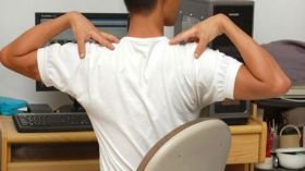 كيف أقنع ابني بترك فتاة الإنترنت؟