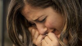 زوجي يخونني.. بماذا تنصحونني؟!