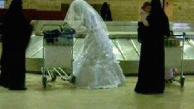 مصري يهرب من عروسه في مطار السعودية!