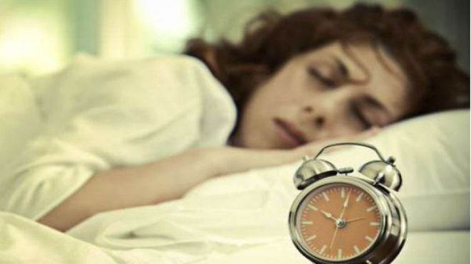 هذه العادات الخاطئة تقومين بها قبل النوم.. تجنبيها؟!