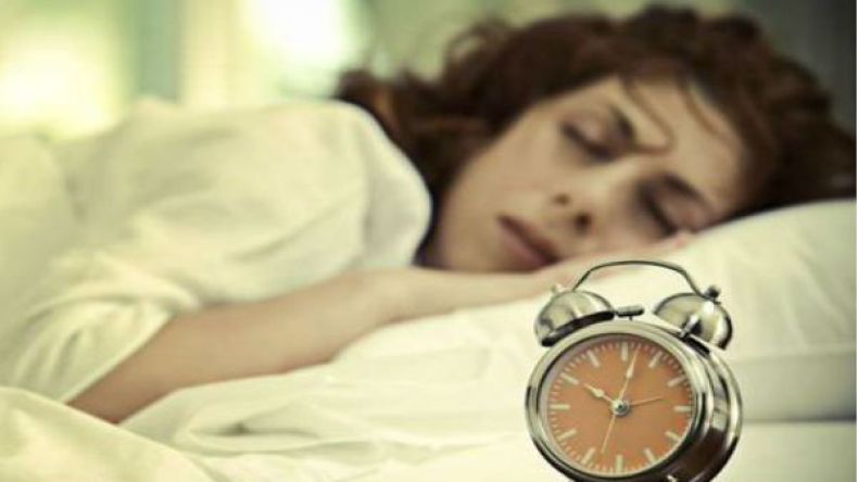 هذه العادات الخاطئة تقومين بها قبل النوم.. تجنبيها؟!