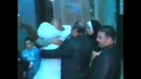 عروس تقبل قدم والدها يوم زفافها وبكاء الأب