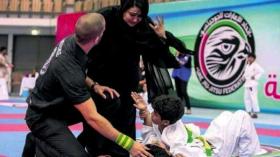 إماراتية تقتحم مباراة جودو للدفاع عن ابنها