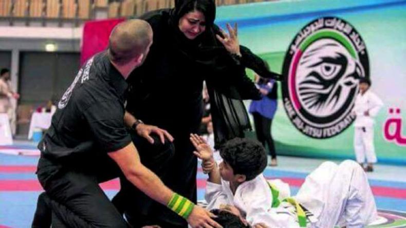إماراتية تقتحم مباراة جودو للدفاع عن ابنها