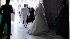 إدارة الحرم المكي تمنع عروسا من الدخول بفستان الزفاف