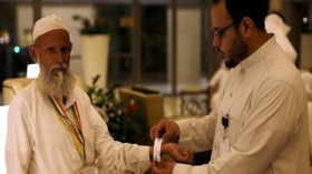 ماذا تخزن الأساور الإلكترونية المقدمة للحجاج؟