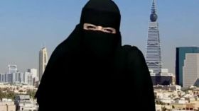 سعودية منقبة تعمل في مجال الكوميديا ويتابعها الملايين!