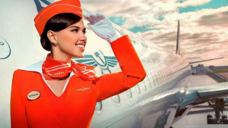 لهذا السبب تستقبل المضيفات الركاب على باب الطائرة؟!