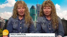 توأم تتحدثان في وقت واحد لعدة دقائق دون تدريب مسبق